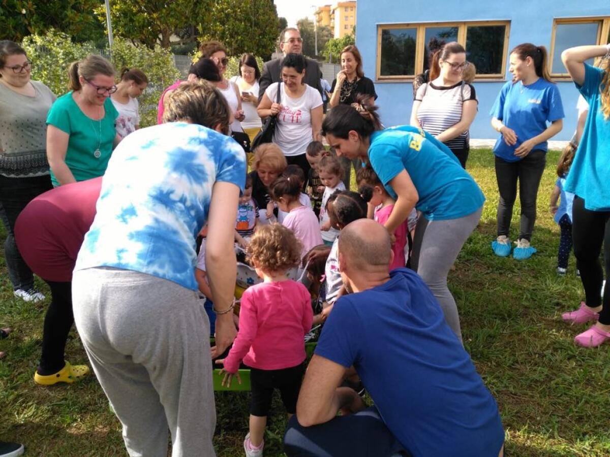 Aprilia - I bimbi dell'asilo nido comunale curano piante e fiori con il Comitato di Quartiere Agroverde - 