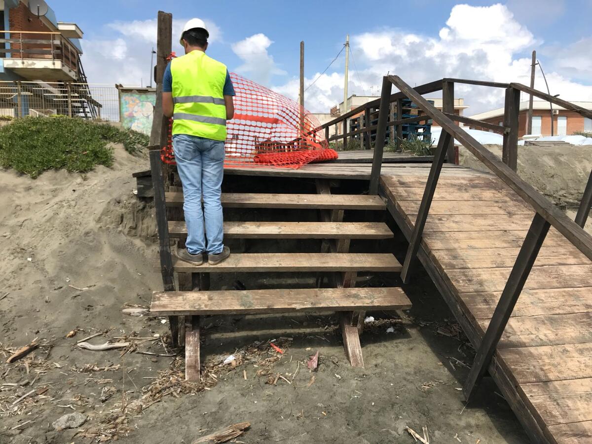 Iniziati al lido di Latina i lavori per ripristinare le passerelle di accesso alla spiaggia - 