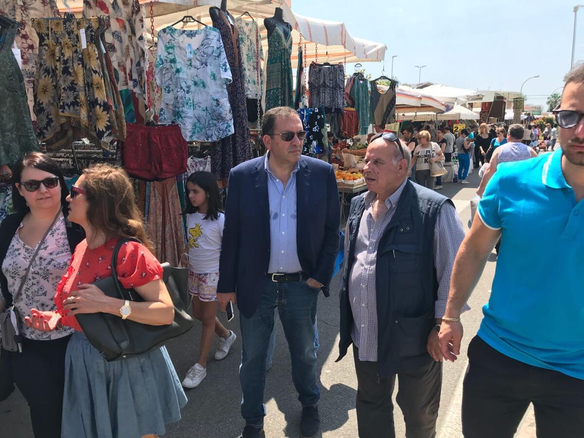 Aprilia Civica e il sindaco Terra al mercato del sabato per parlare con i cittadini - 