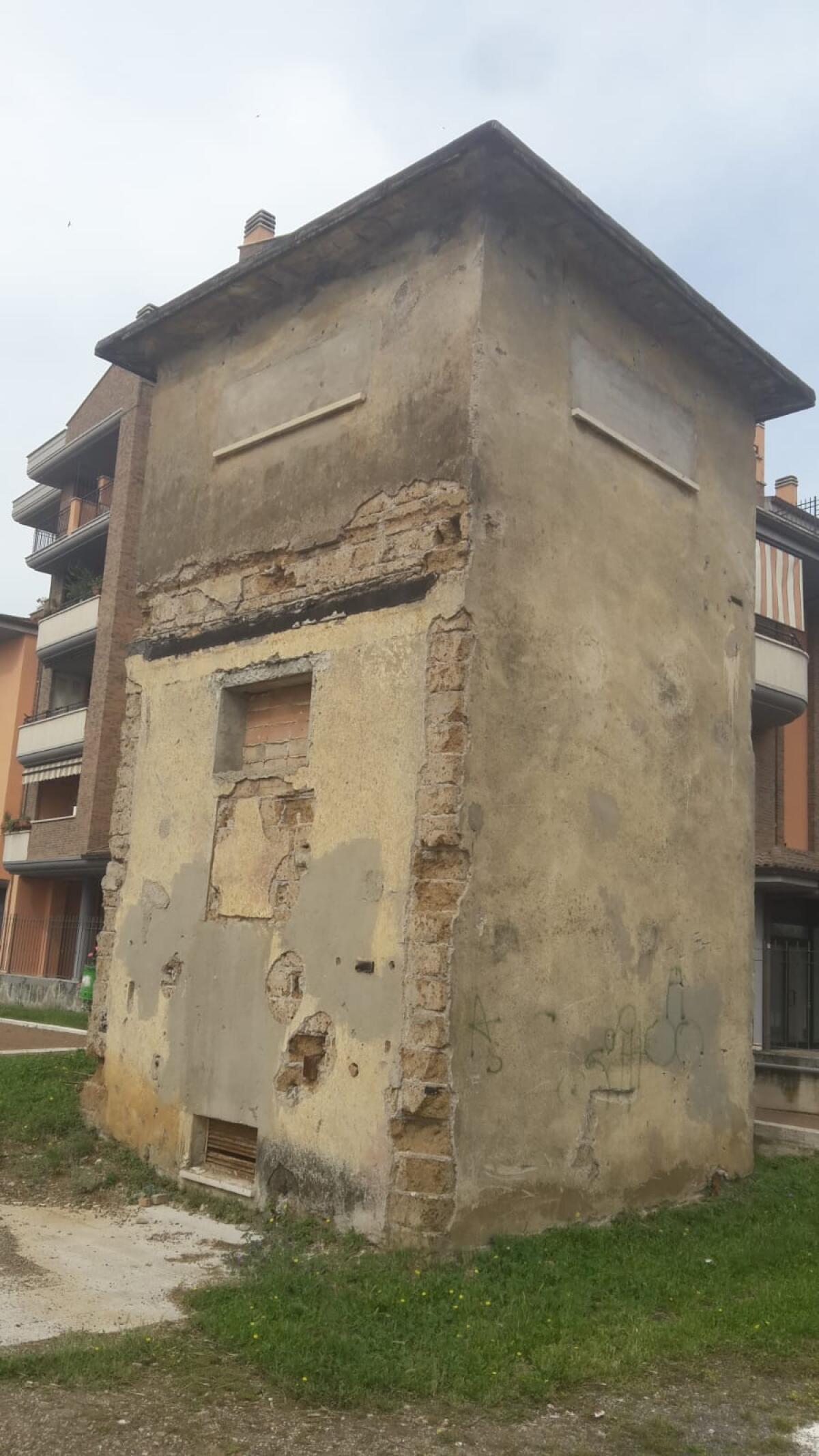 Aprilia - "Vecchia cabina elettrica cade a pezzi, Terra intervenga anche in via delle Regioni" - 