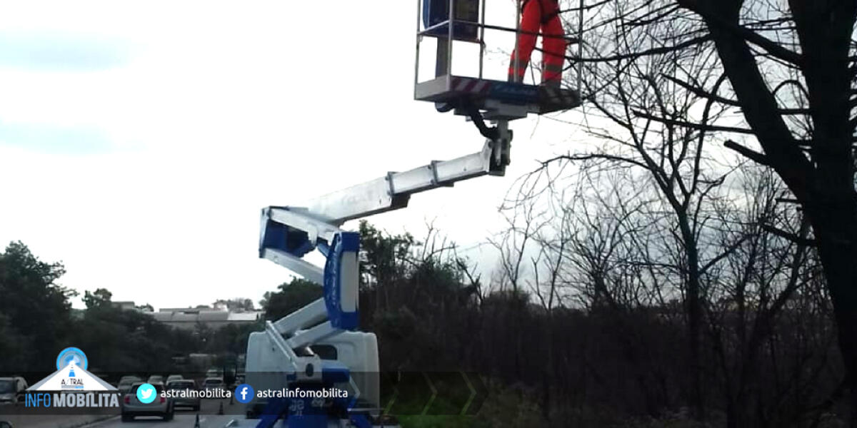 Lavori di potatura sulla Pontina: chiuso un tratto di corsia di marcia lenta. - 