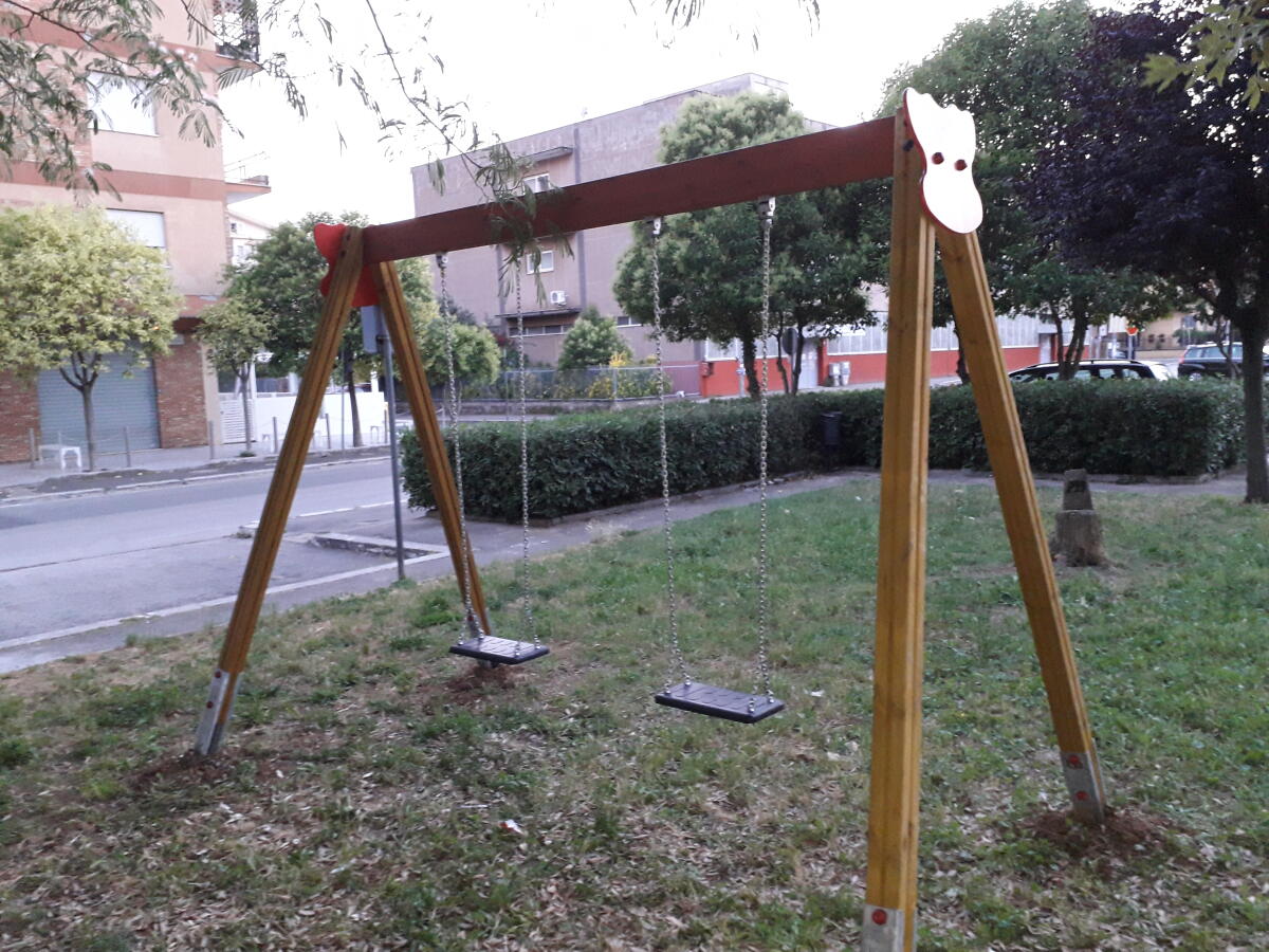 Aprilia - Una nuova altalena presso l'area verde di via Marco Aurelio - 
