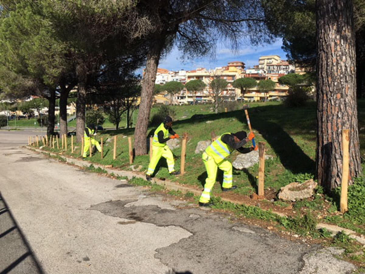 Un mastro ebanista senegalese costruisce la nuova recinzione al Parco di Sezze - 