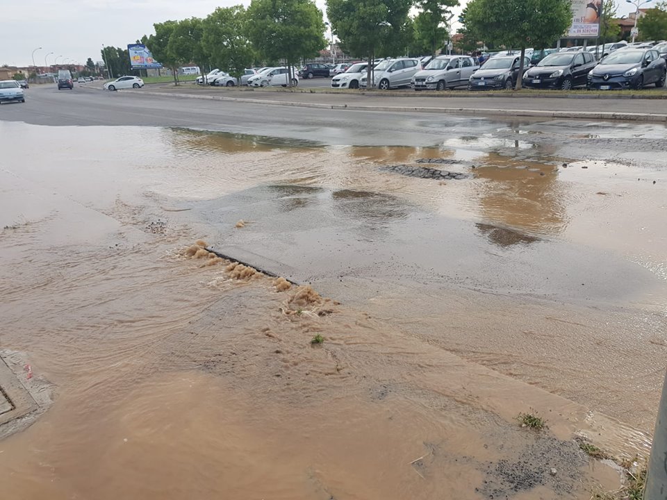la perdita idrica in via Ugo La Malfa, ad Aprilia