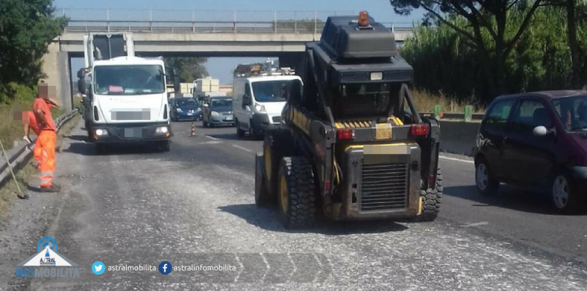 Cantiere mobile sulla Pontina, ad Aprilia, per lavori di messa in sicurezza. - 