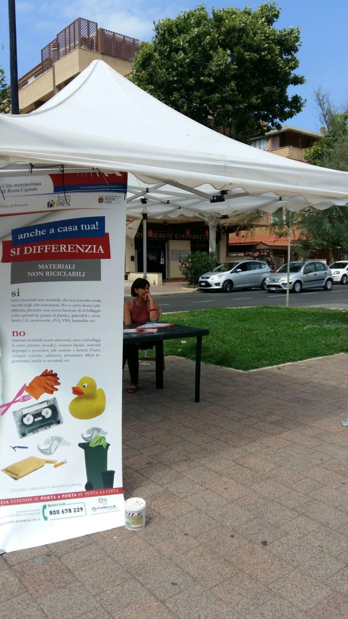 Raccolta differenziata in spiaggia a Torvaianica, campagna informativa e attività per bambini - 