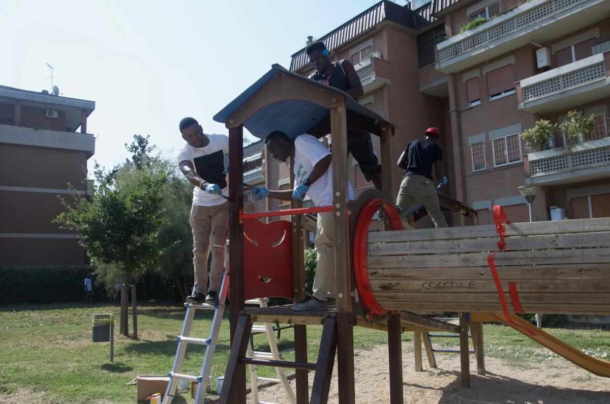 Parchi, giardini e piazze rimesse a nuovo a Latina con i ragazzi della coop Karibù - 