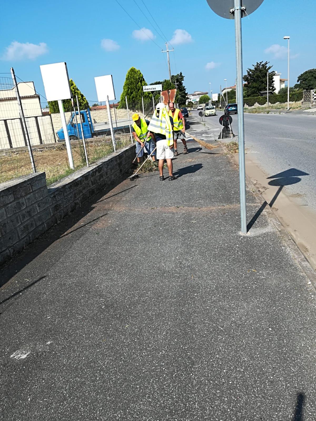 Aprilia - I cittadini puliscono marciapiedi e scoline in periferia - 