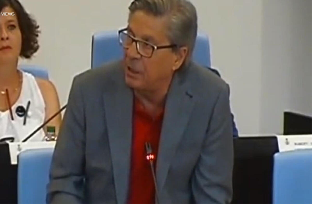 Un appassionato Giusfredi in Consiglio con la maglietta rossa difende Aprilia: "La nostra città è fatta di persone oneste e civili" - 