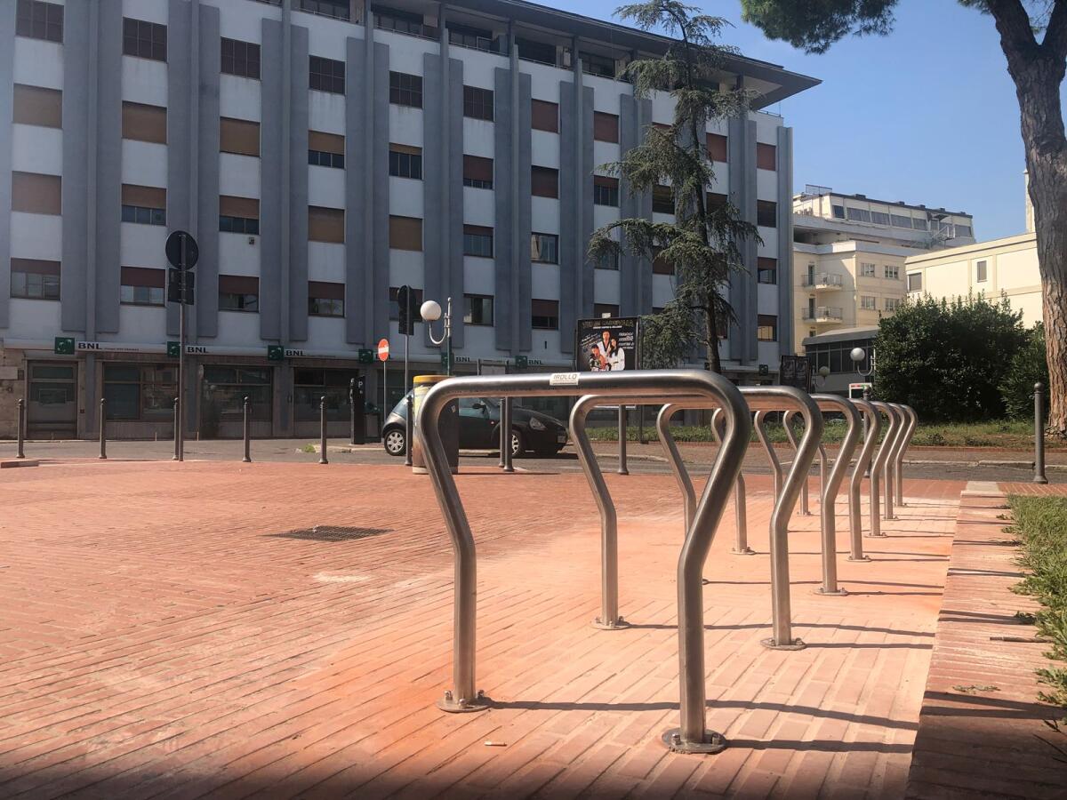 Latina - Centinaia di rastrelliere per bici installate in città e nei borghi - 