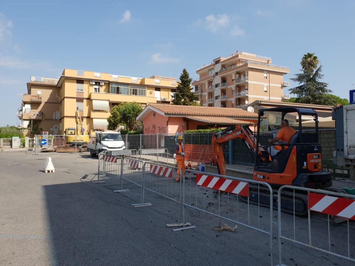 Largo Columella, riprendono i lavori di ripristino della condotta fognaria - 