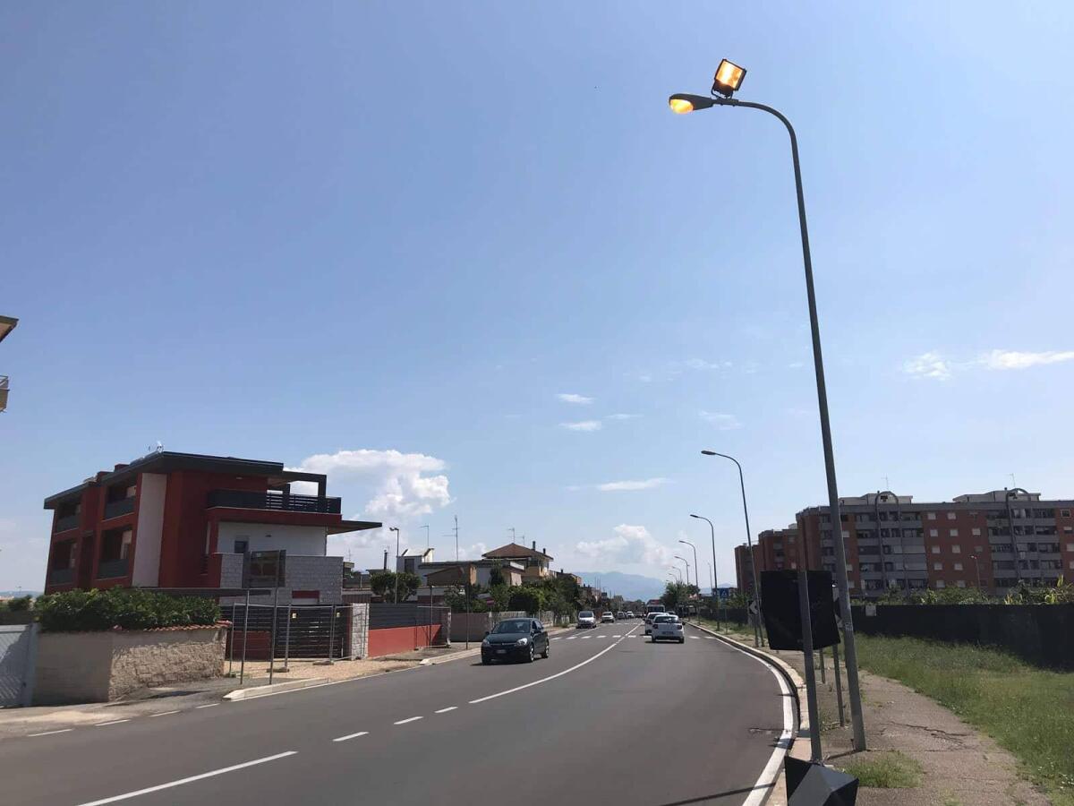 APRILIA - Lampioni accesi in pieno giorno in via Toscanini. La segnalazione e l’intervento della Municipale. - 