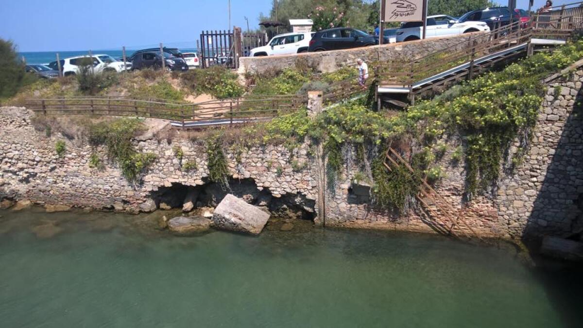 SABAUDIA - Cede una parte di argine, chiusa la passerella limitrofa al canale del Lago di Paola. - 