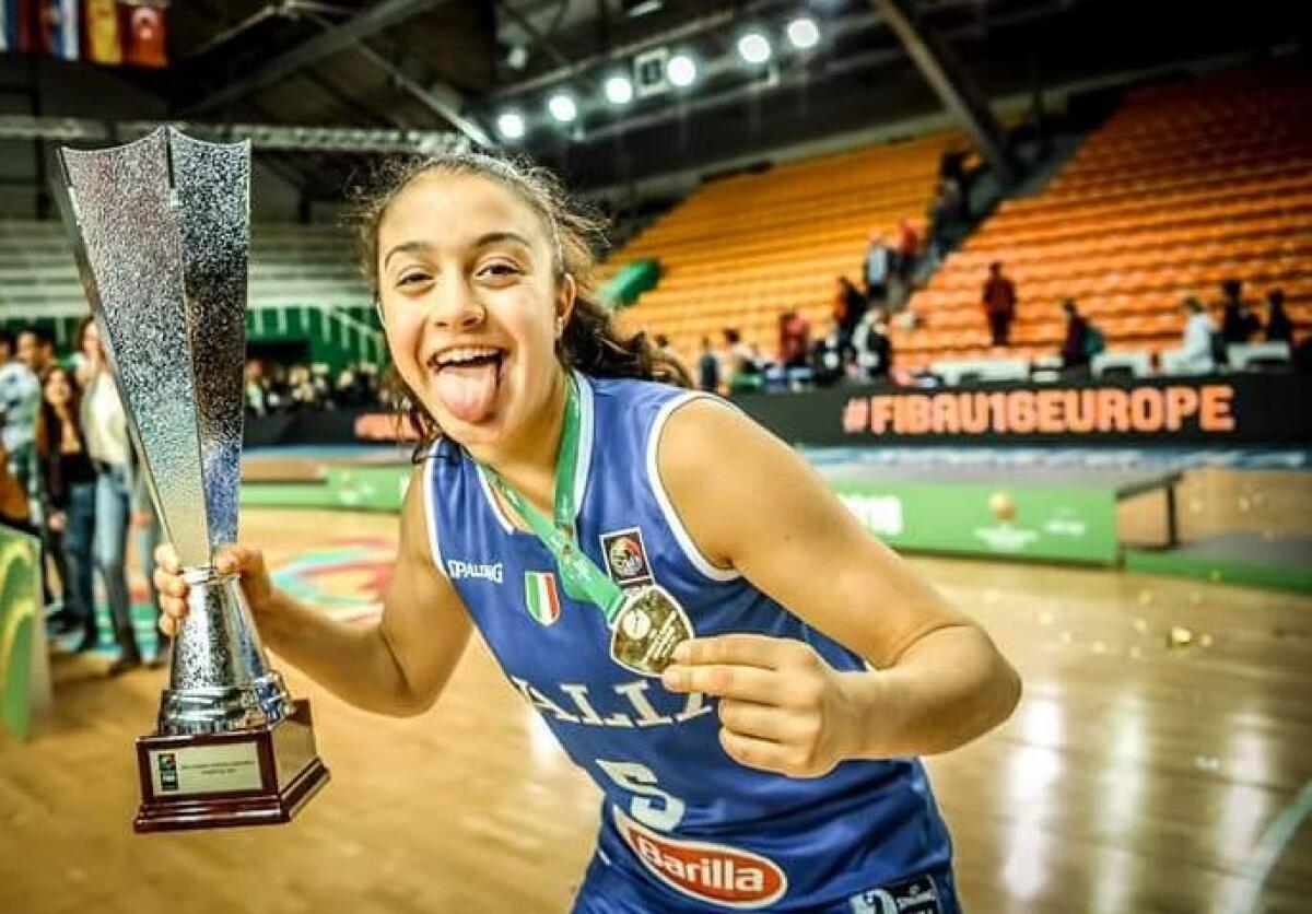 Basket, l'Itala under 16 sul tetto del Mondo: alza la coppa la giovane Giorgia Bovenzi di Aprilia - 