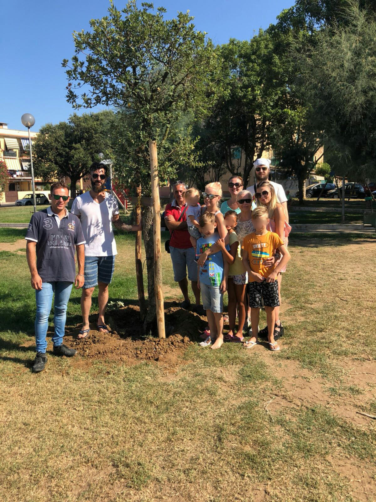 Morì nel crollo di un cancello: ad Anzio Colonia un albero in ricordo del piccolo Angelo. - 