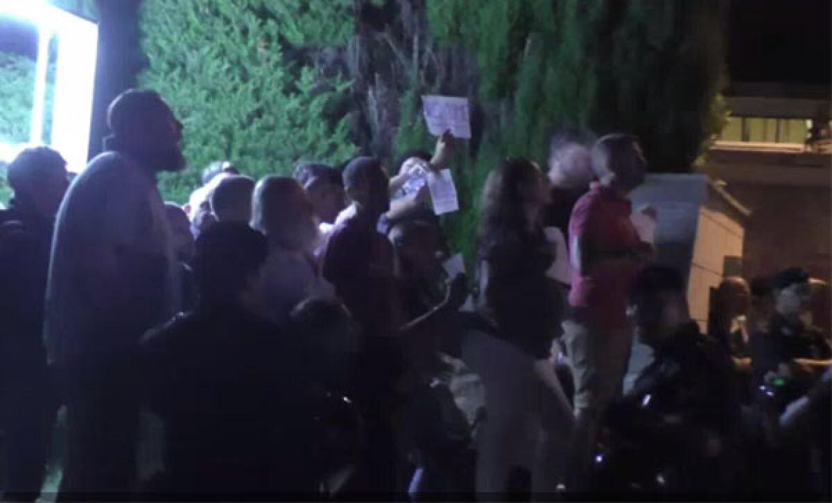 Saluti romani e cartelli “Welcome” per i profughi della nave Diciotti giunti nella notte a Rocca di Papa. - 