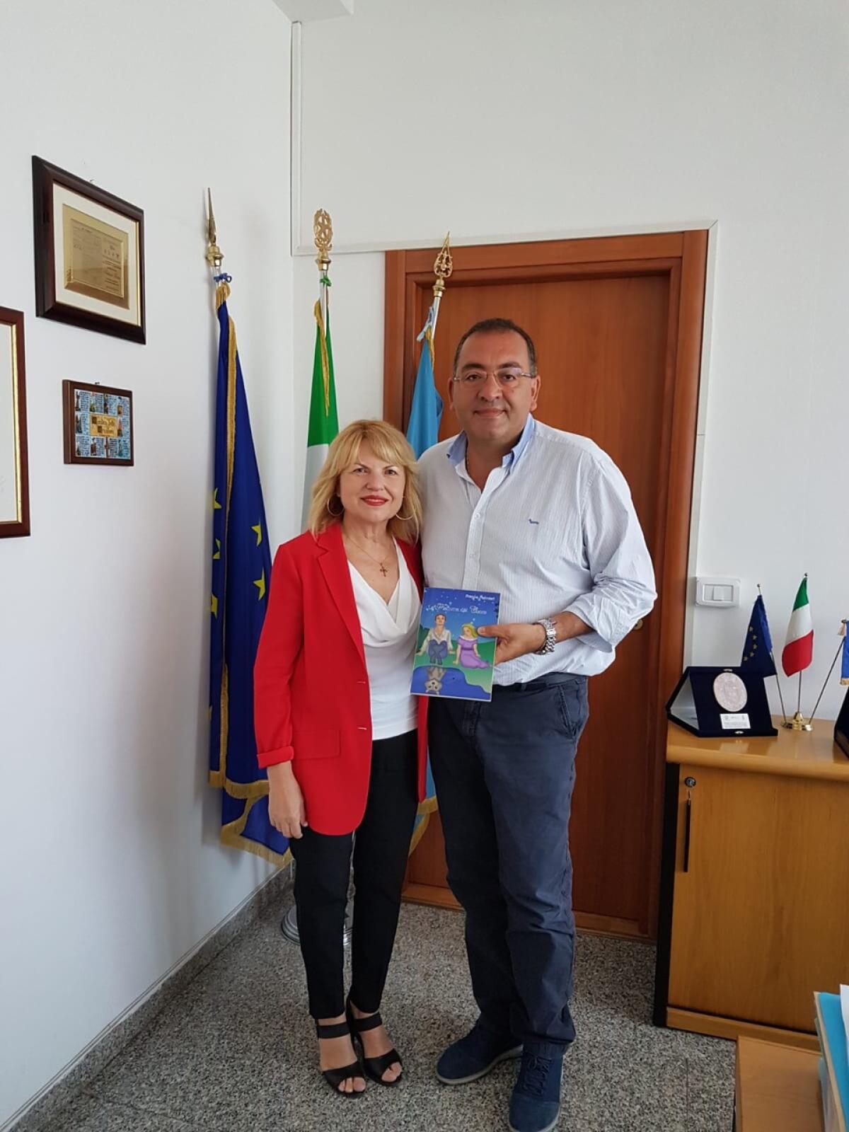 APRILIA - Il Sindaco Terra incontra Franca Palmieri, vincitrice del Concorso Internazionale Speciale Infanzia. - 