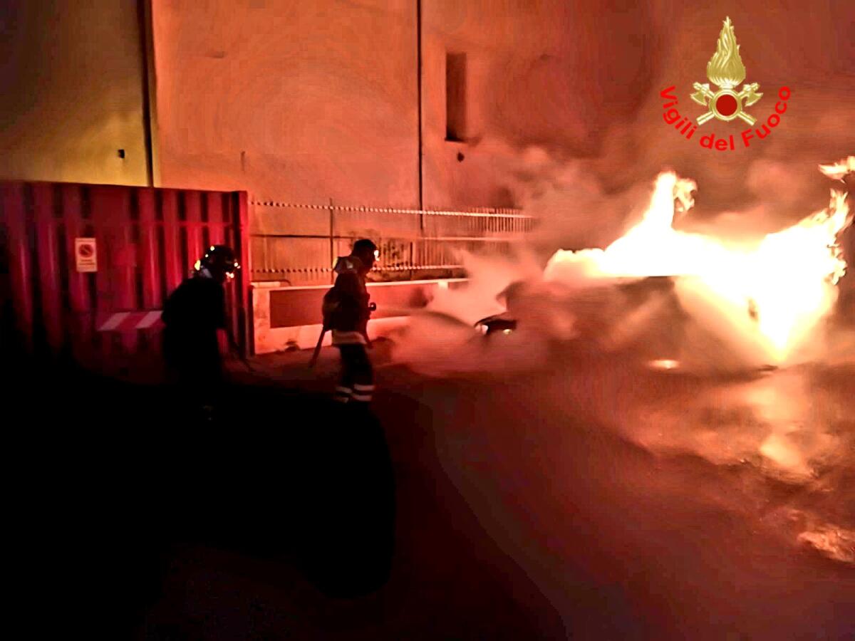 Fiamme in centro ad Aprilia: distrutta un'Audi A3 parcheggiata in via dei Mille. - 