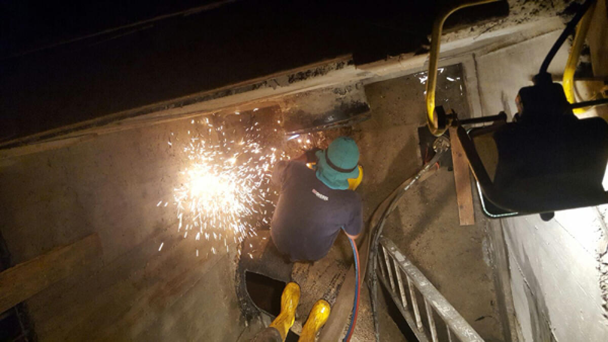 APRILIA - Enorme sversamento di gasolio  in via Valtellina, a Campoverde: presa di mira una condotta Eni. - 