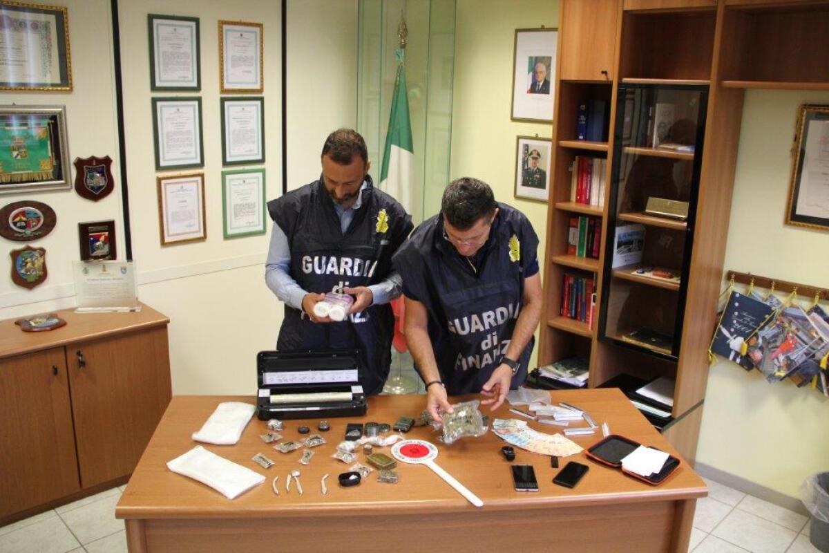 Più di mezzo chilo di droga in auto e a casa, in arresto 26enne - 