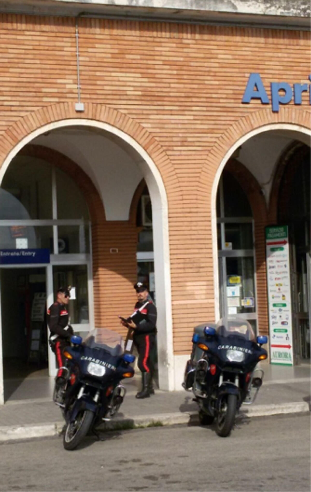 Tentato furto con l’auto-ariete al bar della stazione di Aprilia: indagano i Carabinieri. - 