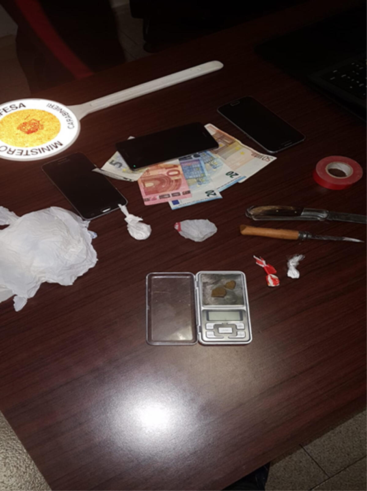 Ai domiciliari, spacciava cocaina sul cancello di casa: 40enne di Pontinia in manette. - 