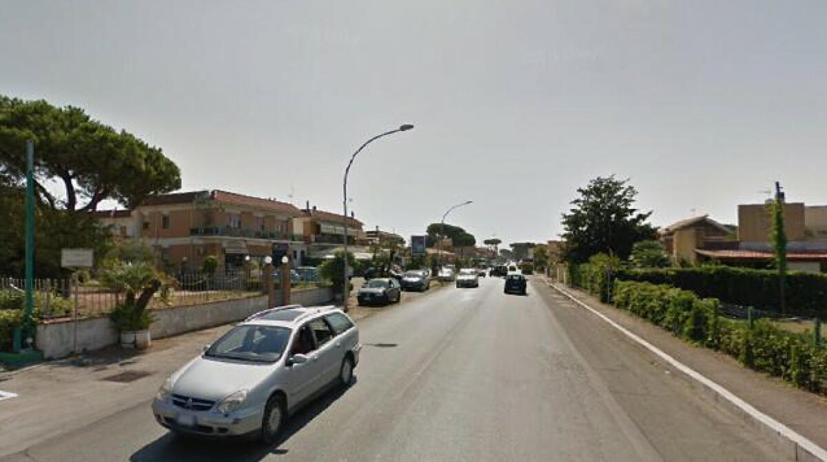 Sfondano la vetrina della Banca di Credito Cooperativo di Lido dei Pini, il furto e poi la fuga - 