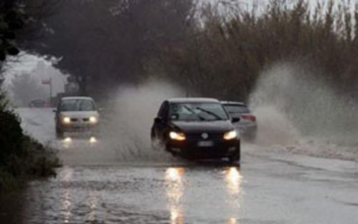 Bomba d'acqua all'alba: strade completamente allagate a Torvaianica. - 
