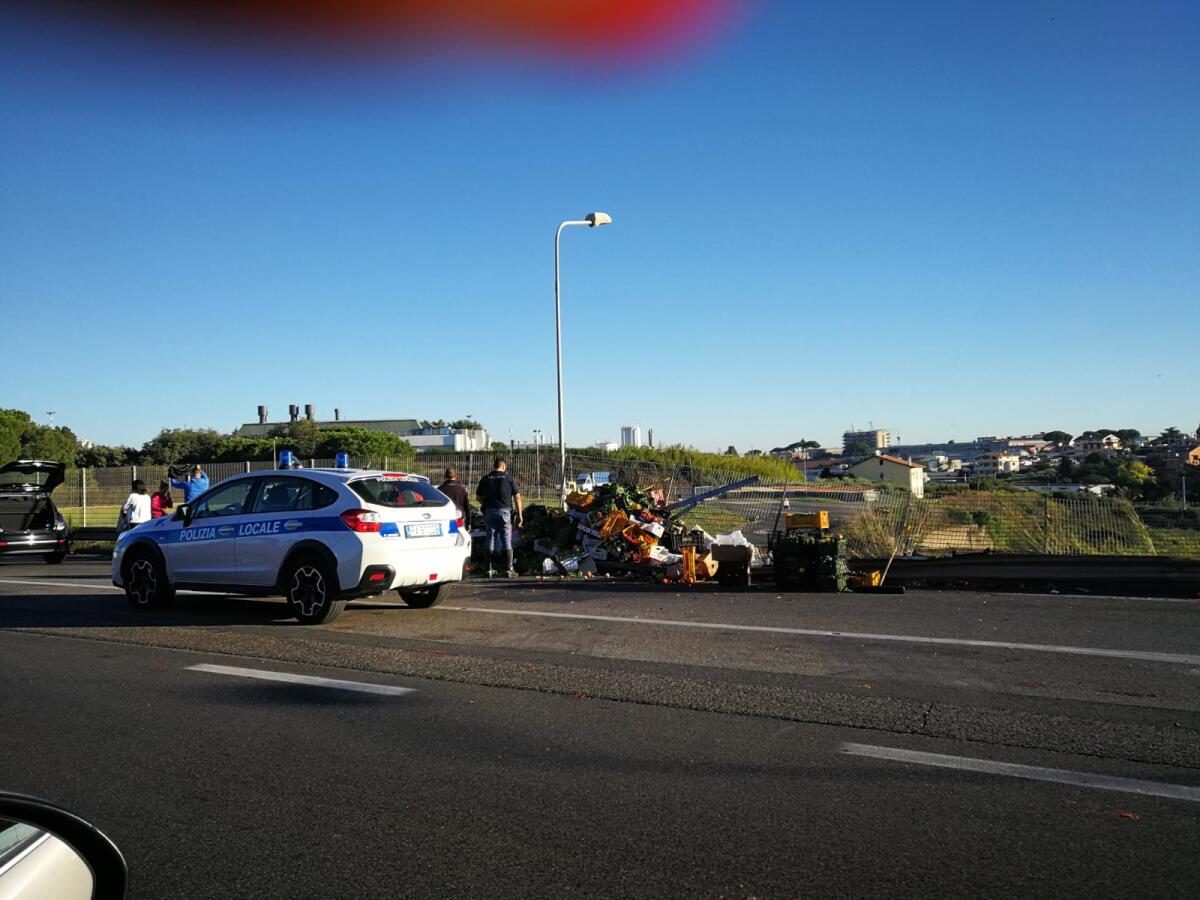 Camion perde il carico di frutta e verdura sulla Pontina - 