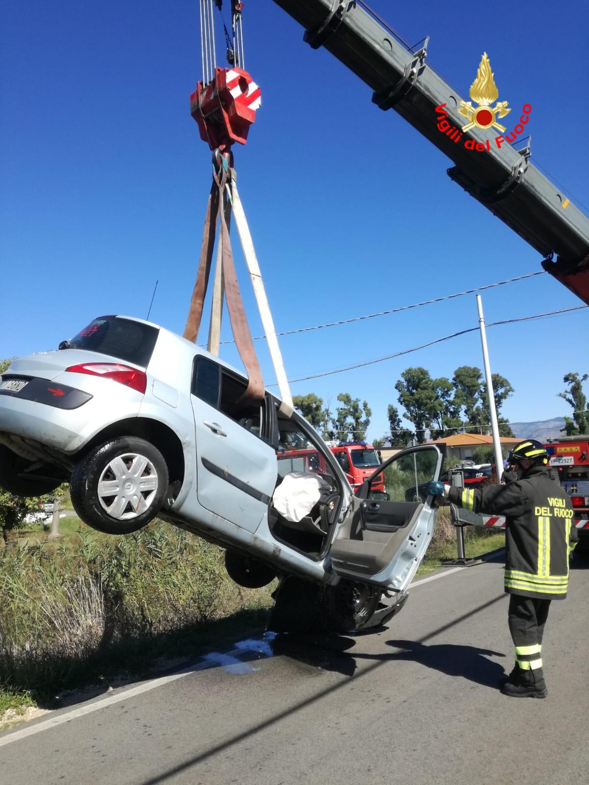 Auto finisce nel canale a Terracina, recuperata dai vigili del fuoco - 