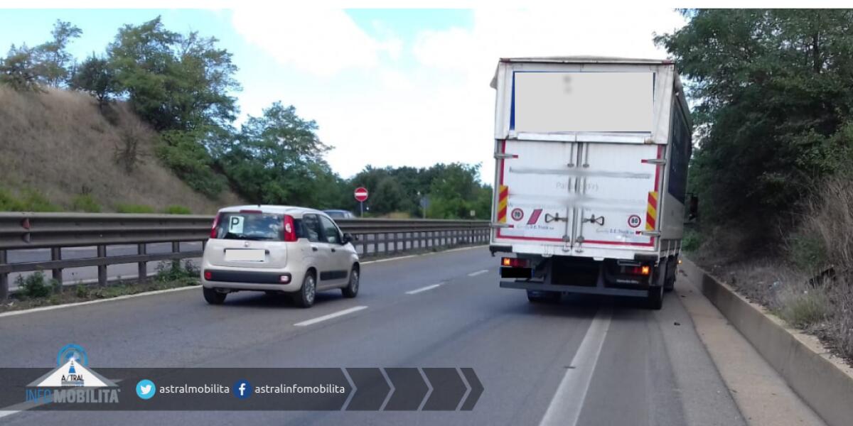 Mezzo pesante in panne sulla Pontina, all'altezza di via Vallelata: circolazione tornata scorrevole. - 