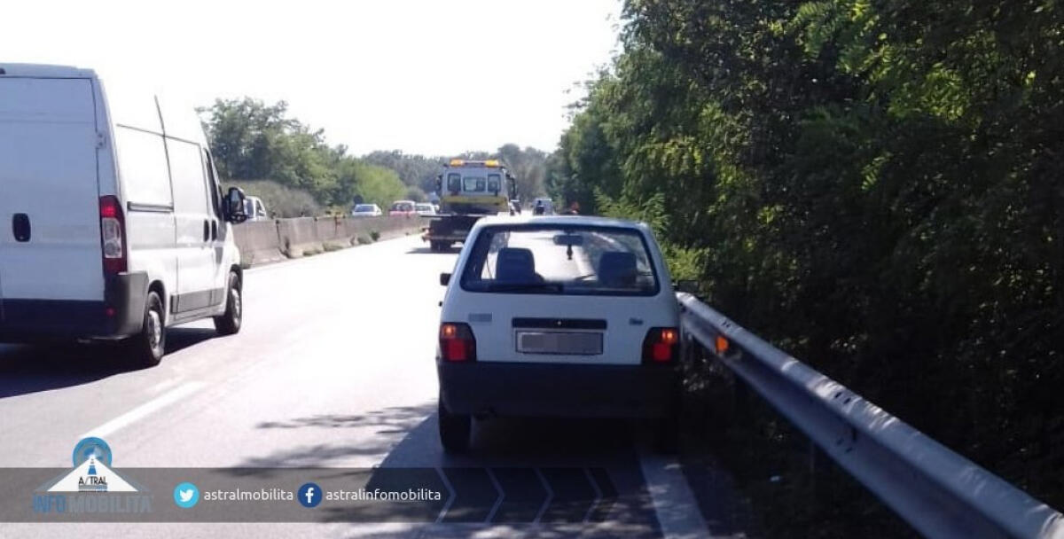 Auto ferma sulla Pontina, disagi per il traffico - 