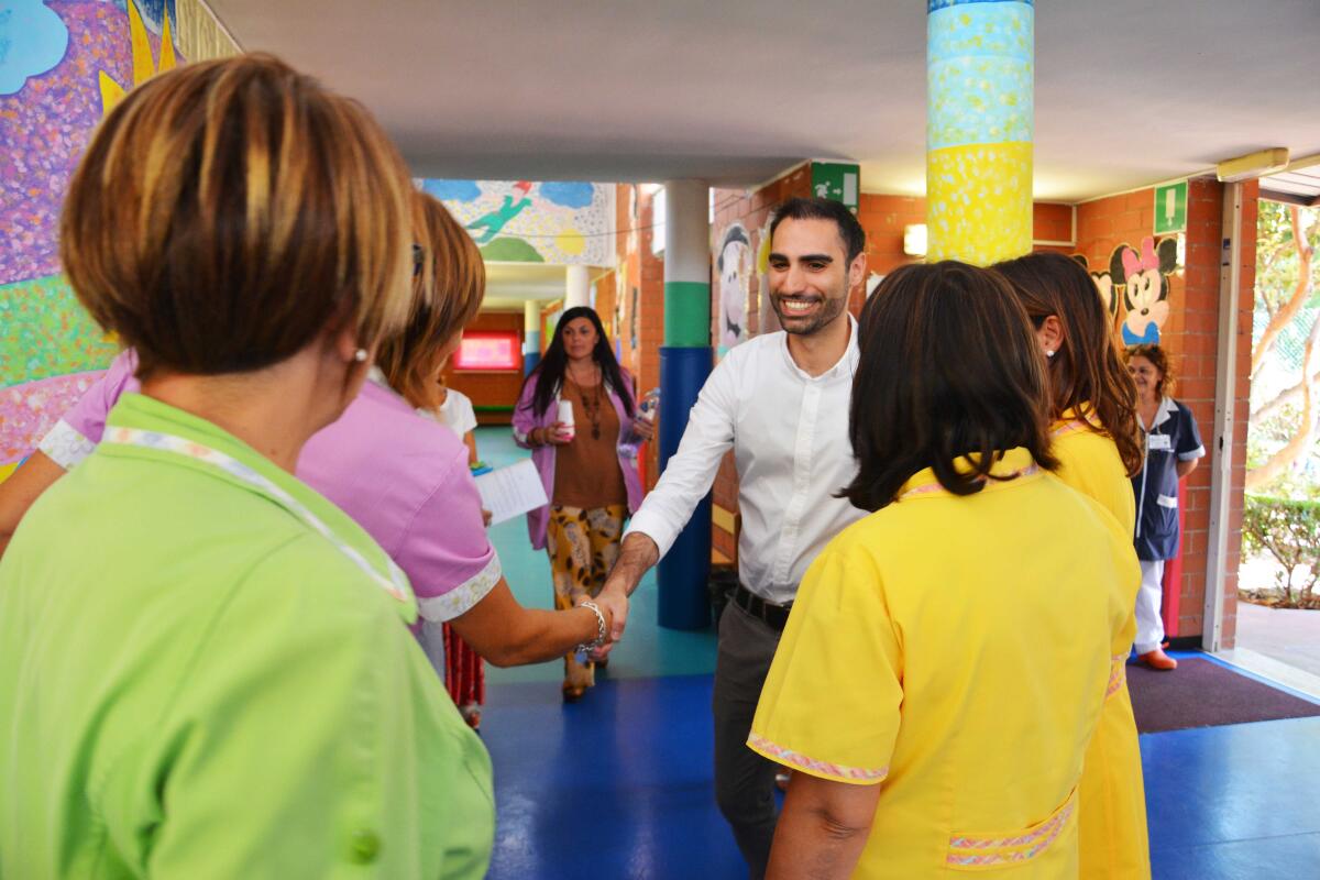 Pomezia, primo giorno per le scuole dell'infanzia: il sindaco saluta i piccoli alunni - 
