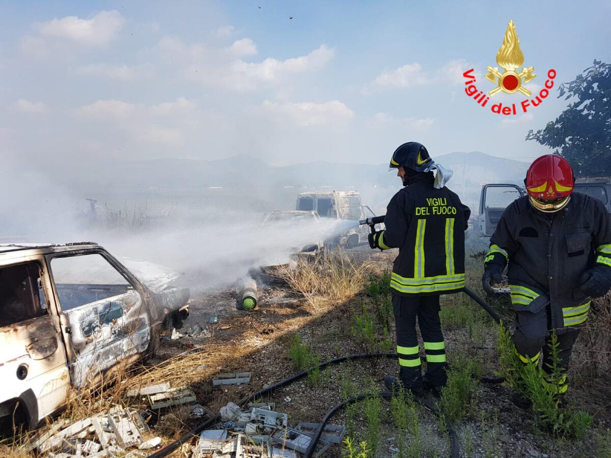 Auto e terreno in fiamme sulla strada del Frutteto, a Pontinia. - 