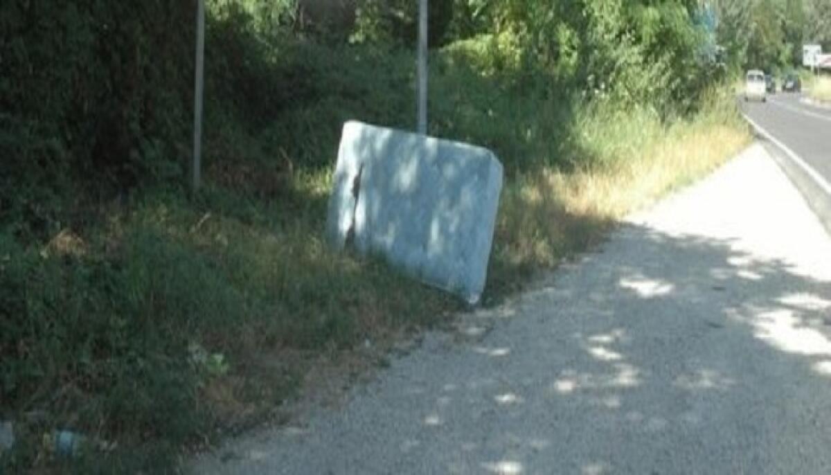28 materassi abbandonati sulle strade di Ardea, il Comune li rimuove - 