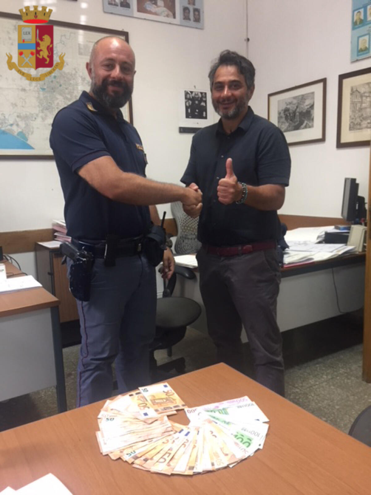 Perde 3mila euro, un onesto cittadino li consegna alla Polizia e gli vengono restituiti. - 
