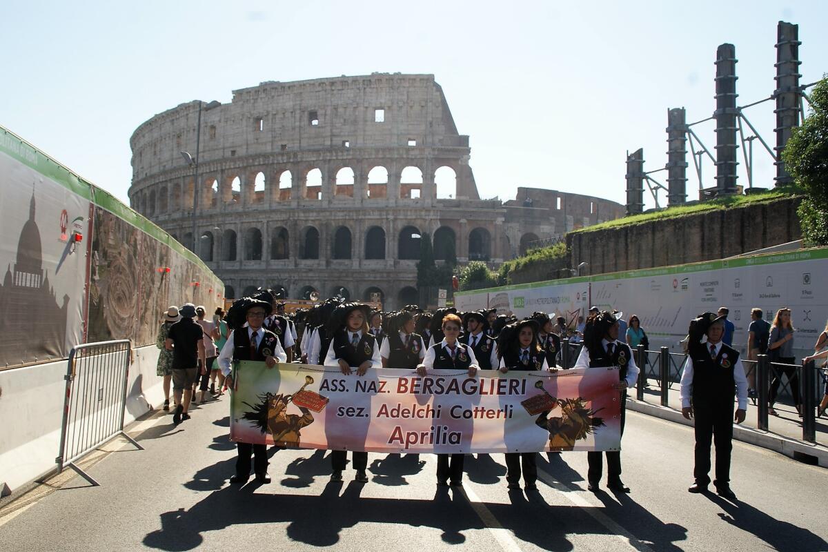 I Bersaglieri Cotterli Adelchi di Aprilia sfilano a Roma - 