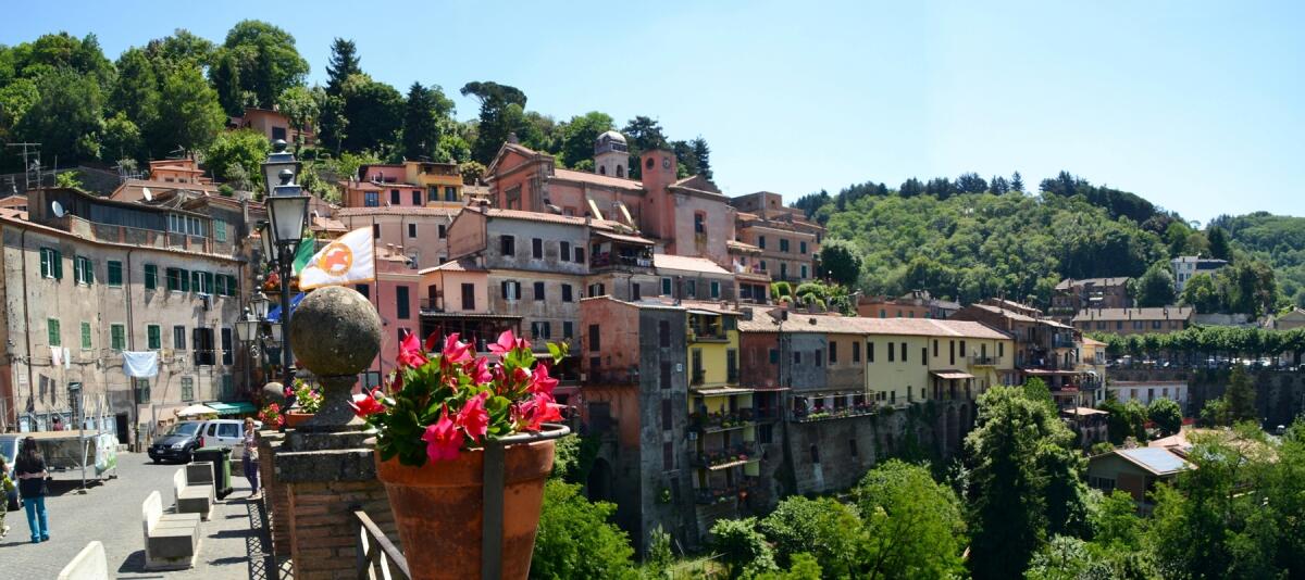 La città di Nemi spaccata a metà: chiusi con un'ordinanza i tre viadotti lungo la Nemorense. - 