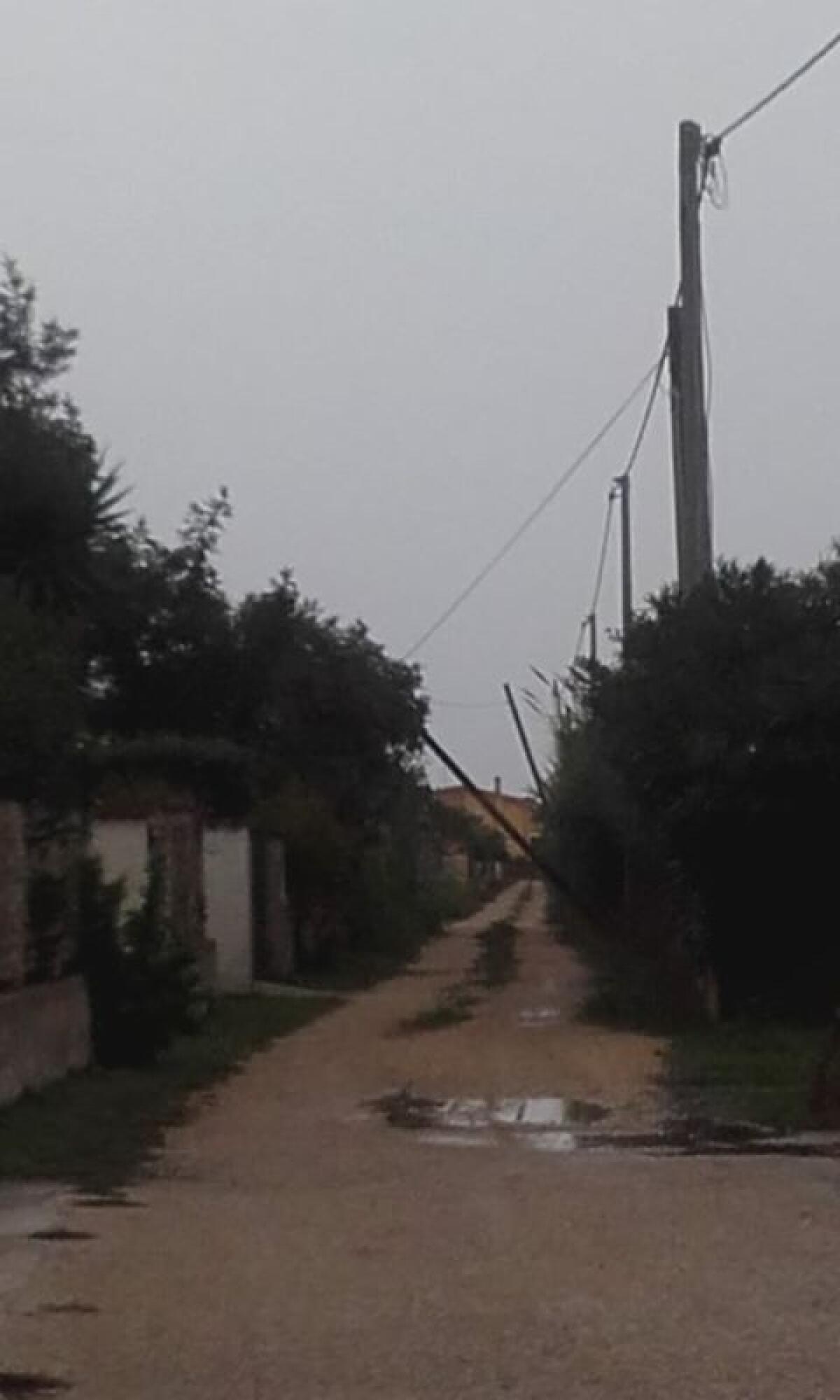 Paura a Campo di Carne, cadono i pali del telefono: "Siamo isolati" - 