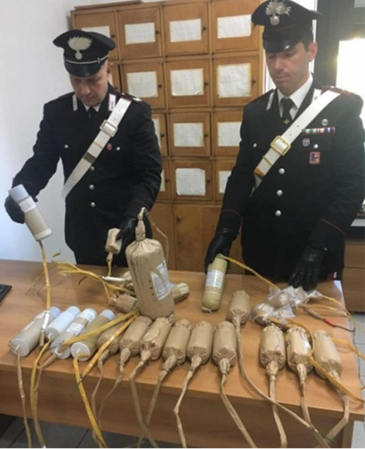 Munizioni da guerra e monete antiche in casa, una denuncia - 