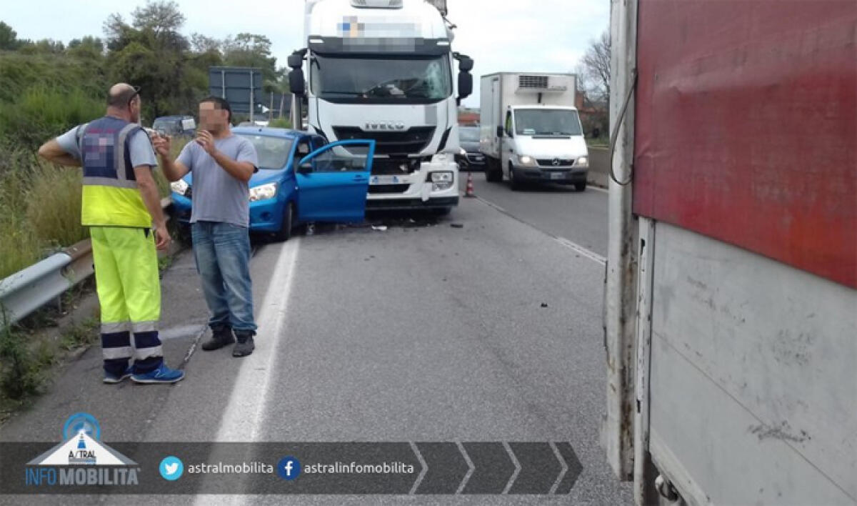 Incidente tra due auto ed un mezzo pesante sulla Pontina, a Pomezia: code in direzione sud. - 