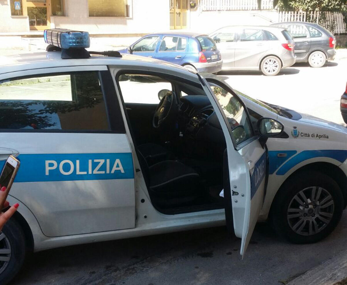 APRILIA - Finisce a terra, riportando escoriazioni alle gambe, a causa del marciapiede dissestato. - 