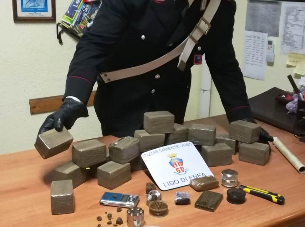 9 chili di hashish nascosti in casa, coppia di Aprilia in arresto - 