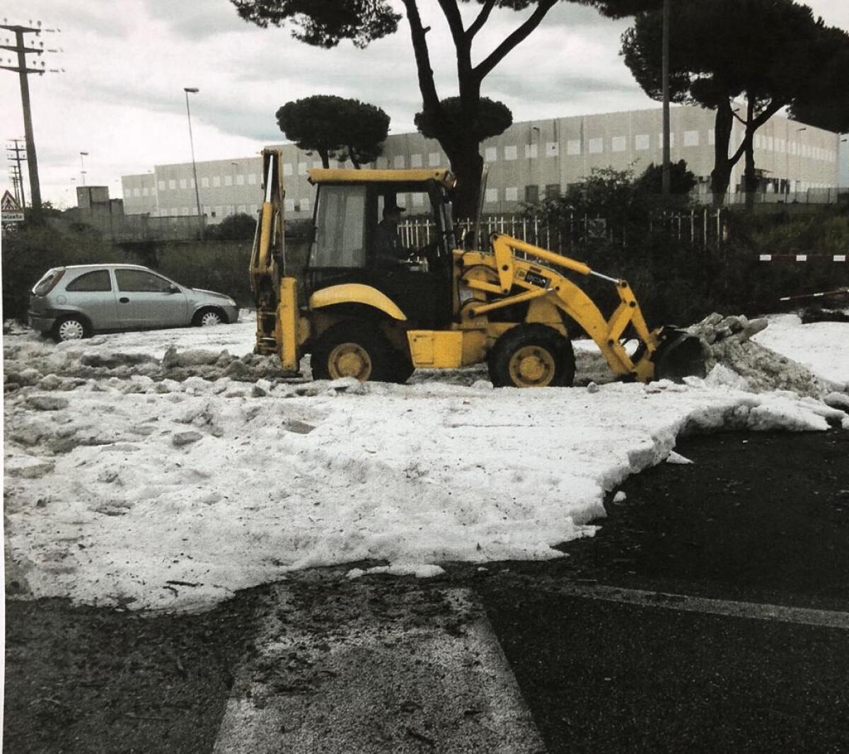 Grandine e piogge ad Aprilia: albero cade in via Apriliana, smottamento di terra a Vallelata - 