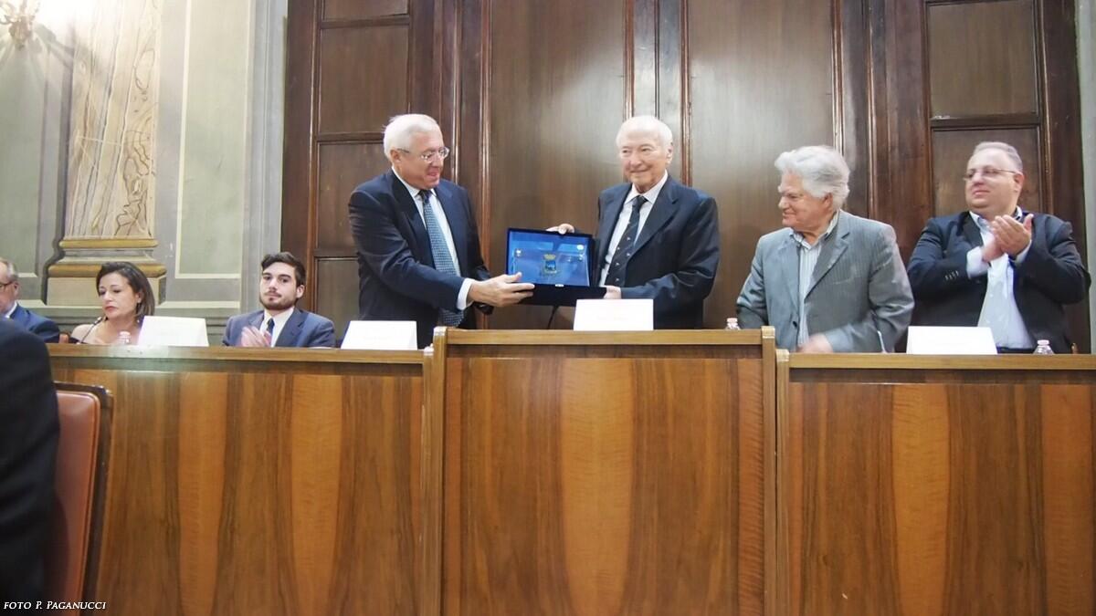 Bagno di folla per Piero Angela ad Albano - 