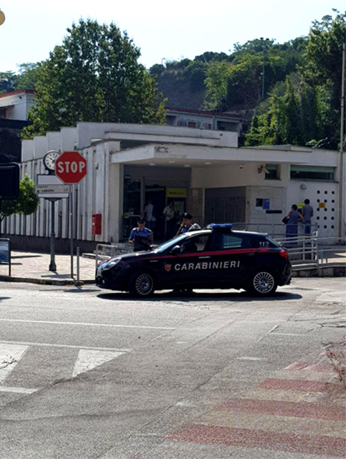 Fuga in ambulanza dopo la rapina alle Poste: i Carabinieri arrestano uno degli autori. - 