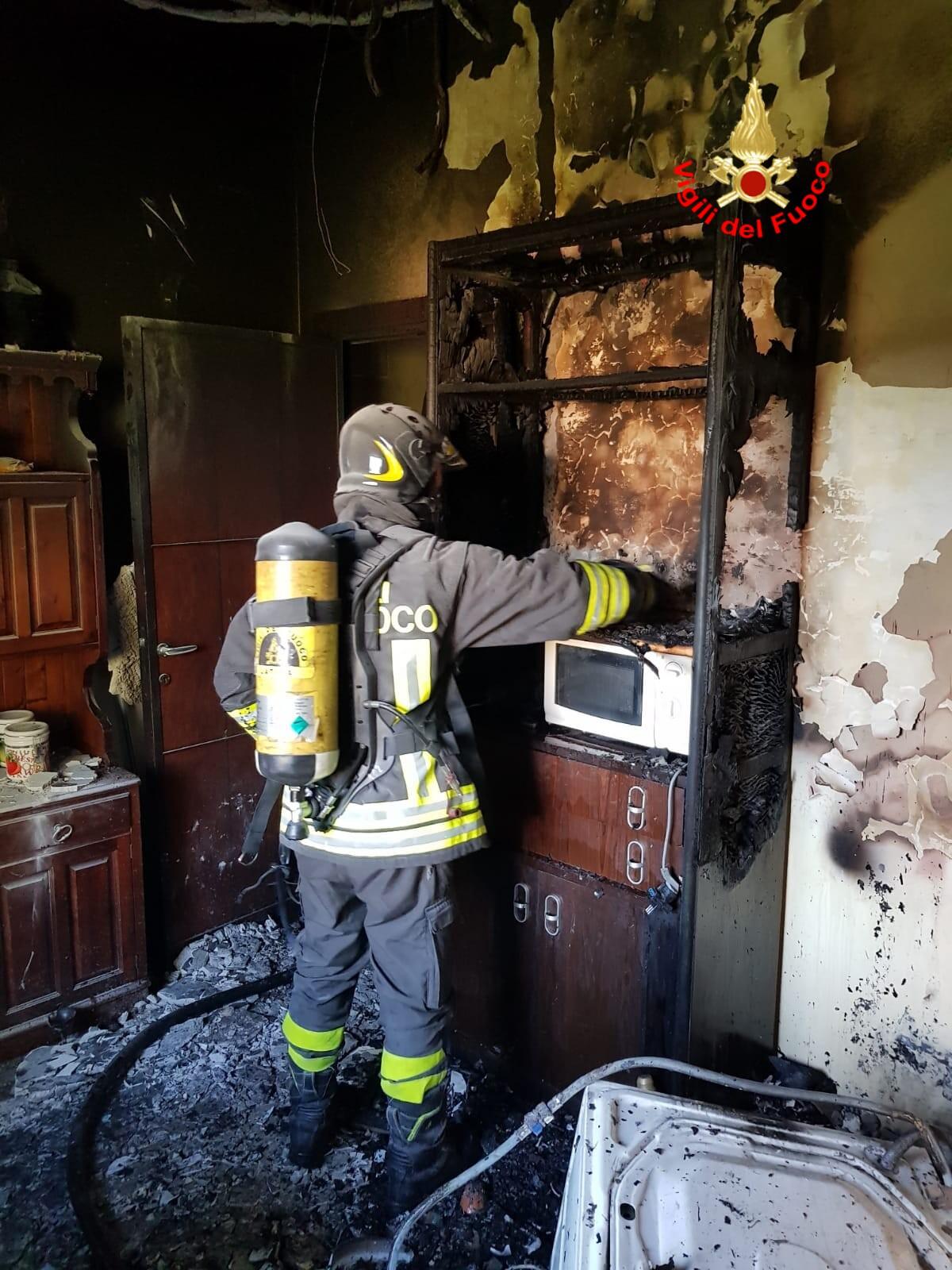 Incendio in un appartamento ad Aprilia, distrutta la cucina - 
