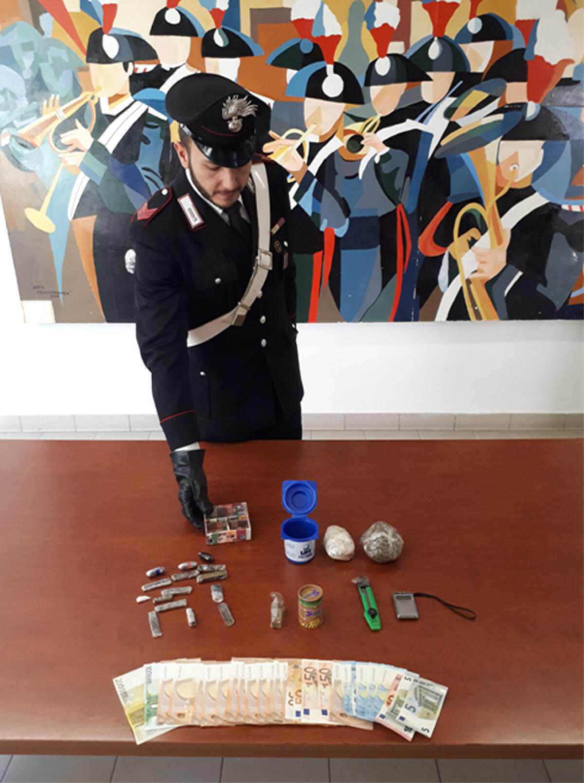 35enne di Aprilia in manette per droga: in casa hashish, marijuana e denaro contante. - 