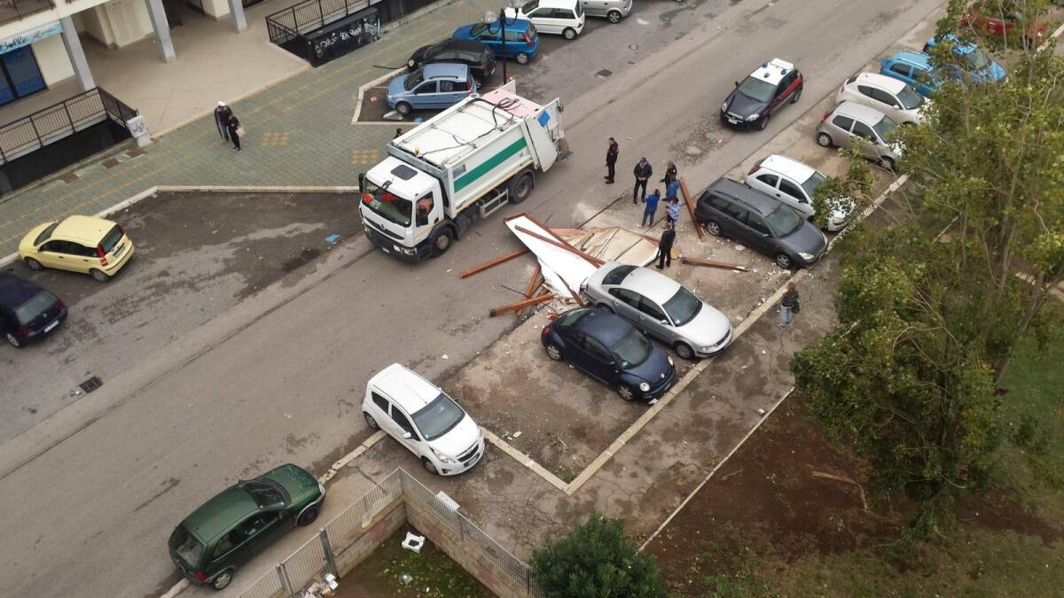 Forti raffiche di vento ad Aprilia: danni in via della Palme - 