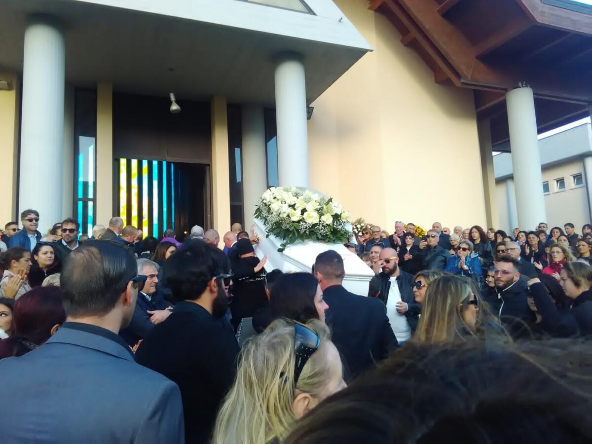Cisterna abbraccia Desireè: applausi e commozione ai funerali - 